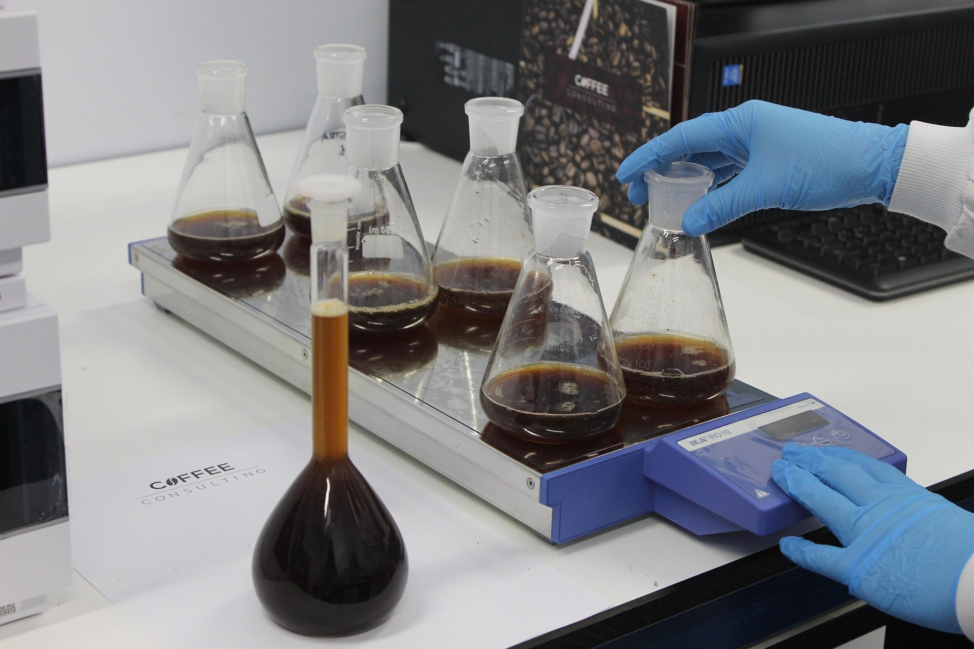 Laboratoire de sciences avec équipements d'expérimentation pour les cours de 1ère Enseignement Scientifique